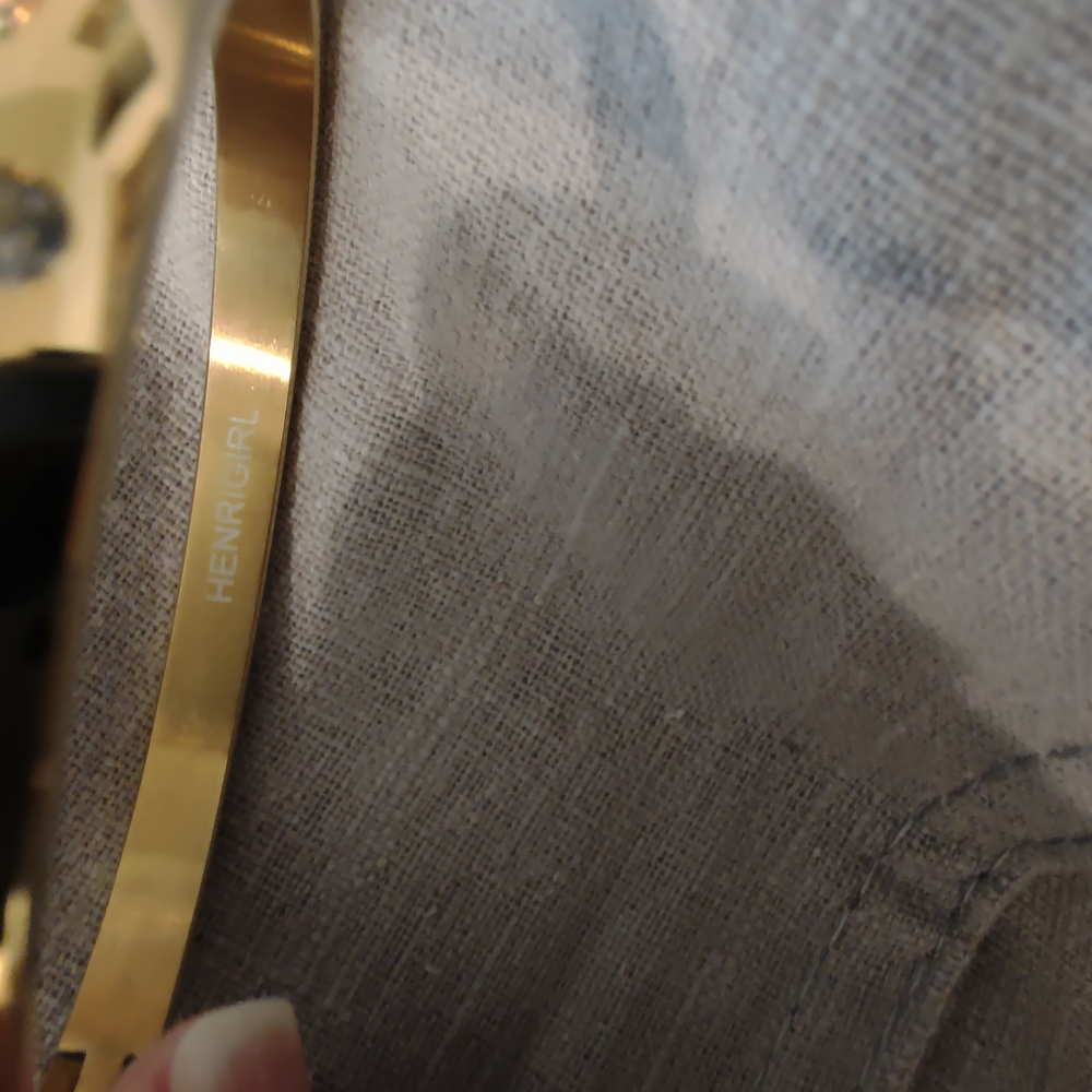 Elegant Gold Bangle Bracelet - Picture 4 of 7